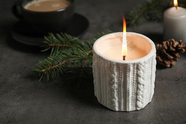 蜡烛和圣诞节布置向黑暗的灰色的表