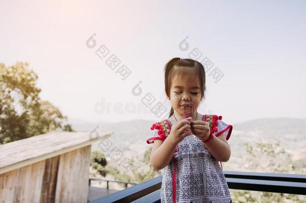 女儿孩子们是享有吃草莓和幸福的采用garden花园