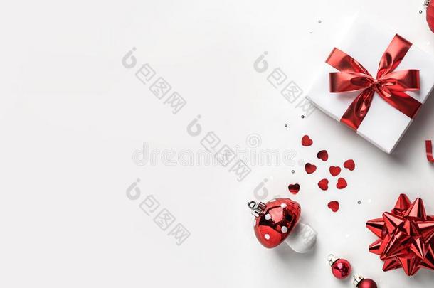 圣诞节赠品盒和红色的带,发火花,五彩纸屑和decrease减少