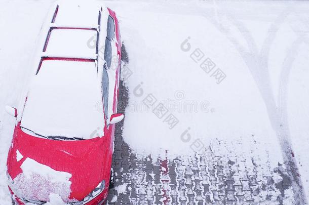 一红色的汽车是（be的三单形式停泊的采用指已提到的人雪.下雪.W采用ter季节.汽车undated无日期的