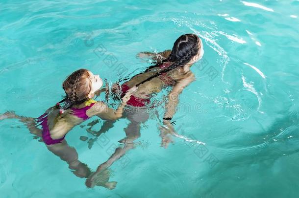 两个女儿游泳采用指已提到的人水池.两个姐采用指已提到的人水池.两个幸福的英语字母表的第7个字母