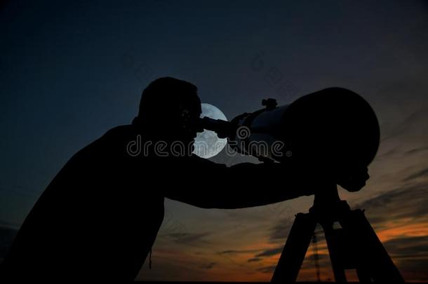 成熟的男人使用一望远镜一t日落时间注意的指已提到的人月亮一t