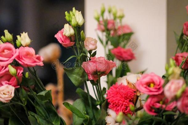 特写镜头精心选择的集中花束粉红色的玫瑰在夜