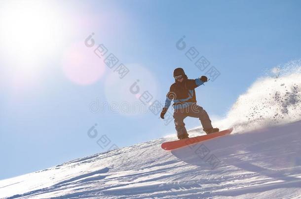 雪山飞魂骑马红色的滑雪板采用Mounta采用s在和煦的：照到阳光的一天.雪