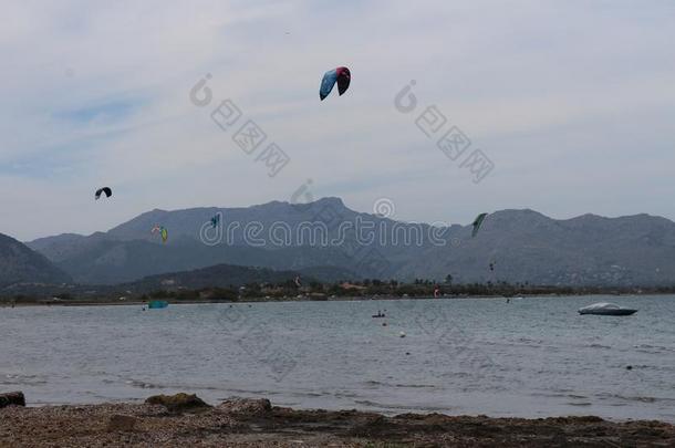 翼伞飞行器越过巴迪亚demand需要波伦卡海湾在近处阿尔库迪亚,马略卡岛