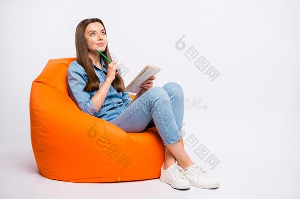满的大小侧面面照片关于聚焦的女孩坐向休息厅椅子