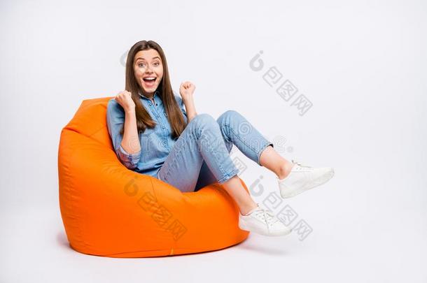 满的长度照片关于惊恐的有趣的女孩坐向休息厅椅子注视