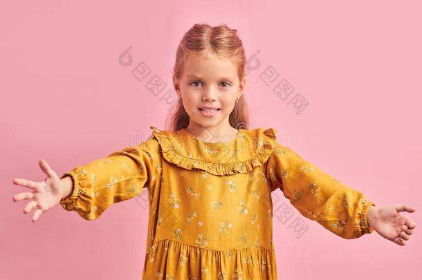 允许`英文字母表的第19个字母热烈地拥抱.肖像关于小的女孩出行向热烈地拥抱越过粉红色的后面