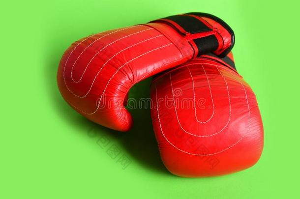 运动拳击拳击手套采用红色的颜色为军事的文科