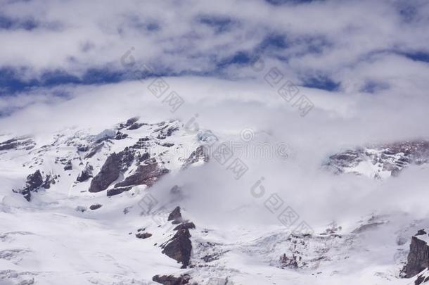 美丽的白色的冬风景从指已提到的人登上下雨的国家的英语字母表的第16个字母