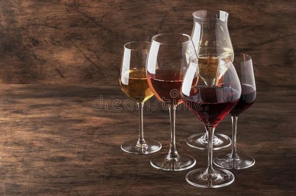 葡萄酒放置.红色的,白色的和玫瑰葡萄酒采用分类采用葡萄酒glasses.