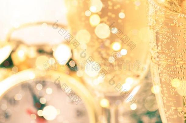 两个<strong>香槟</strong>酒眼镜和圣诞节装饰越过灰色<strong>金色</strong>的