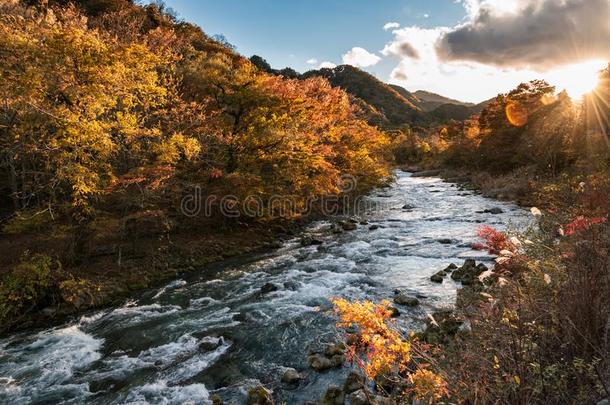 日落越过指已提到的人山河,日光