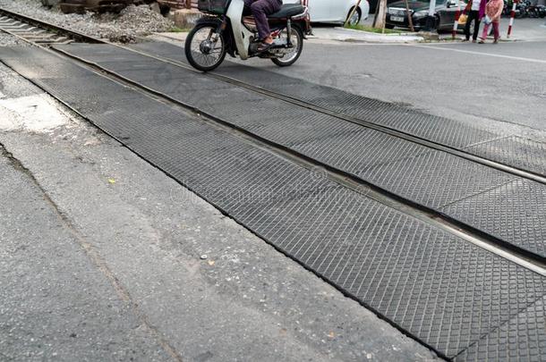 河内火车铁路人行横道大街和交通向背景