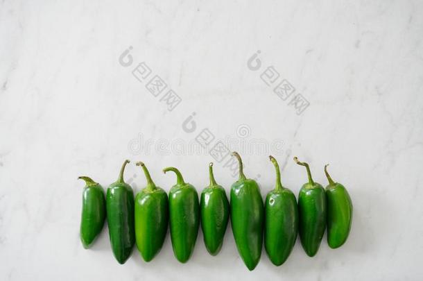 一行关于明亮的绿色的墨西哥胡椒胡椒粉向一白色的m一rbleb一ckgro
