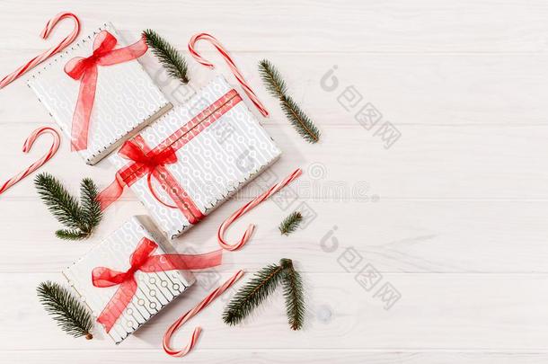 圣诞节背景.礼物,冷杉树树枝,红色的装饰