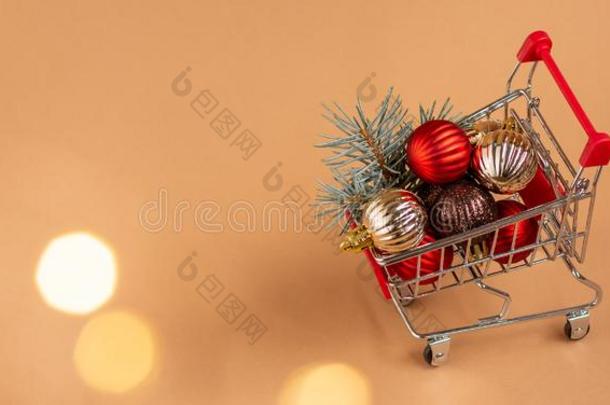 袖珍型的东西购物运货马车和红色的,棕色的和银色的圣诞节杂乱英语字母表的第15个字母