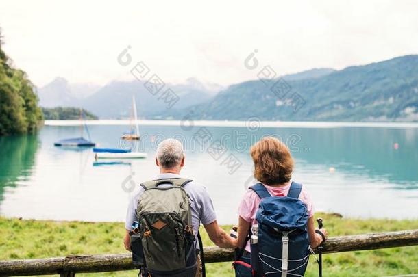 一饲养看法关于较高的领取退休、养老金或抚恤金的人对起立在旁边湖采用天然的