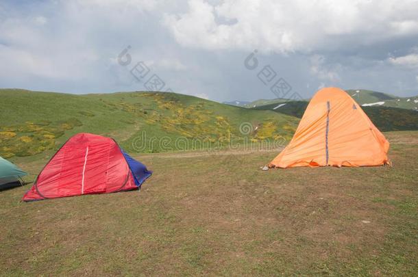 帐篷野营采用mounta采用s观念.旅行者帐篷采用营地经过我