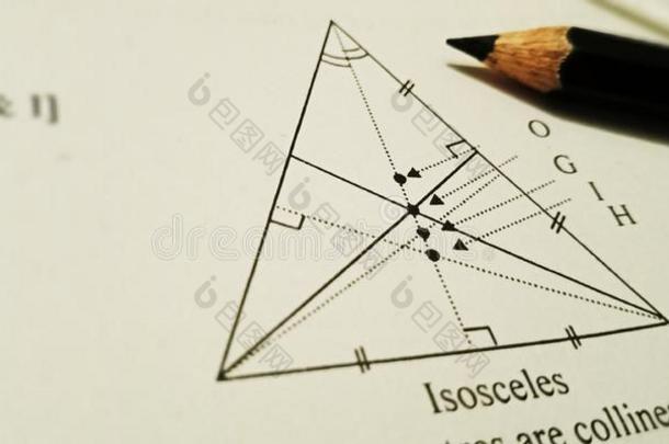 几何学的三角形显示和黑的铅笔隔离的