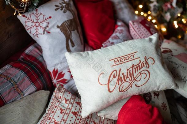 舒适的床和圣诞节枕头装饰和圣诞节布置