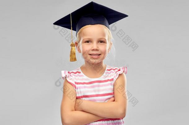 幸福的女孩采用<strong>学士</strong>帽子或m或tarboard