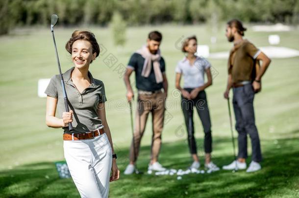 女人和朋友演奏高尔夫球