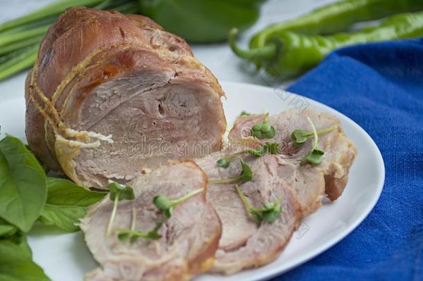 烘烤制作的充满的猪肉辗和绿叶蔬菜serve的过去式向一白色的pl一te.闲逛