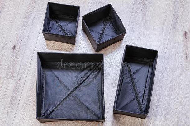 放置关于黑的可折叠的贮存盒关于布