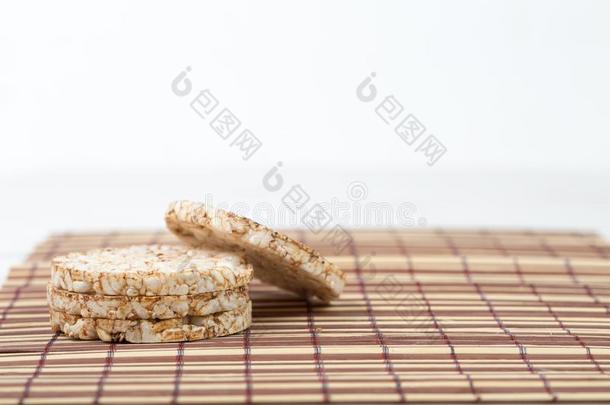 一垛关于美味的松子甜饼干向一有条纹的布向一wickets三柱门