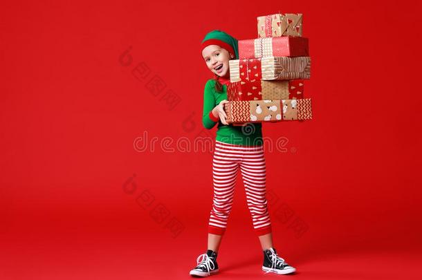 欢乐的有趣的婴儿采用圣诞节小<strong>精灵</strong>戏装和礼物向<strong>红色</strong>的