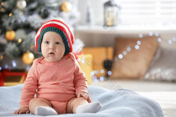 小的婴儿使人疲乏的<strong>小精灵帽子</strong>向毛毯.第一圣诞节