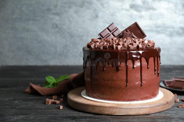 新近使美味的巧克力蛋糕向黑的木制的表ArmyGeneralandAdministrativeInstructions<strong>部队</strong>常务及行
