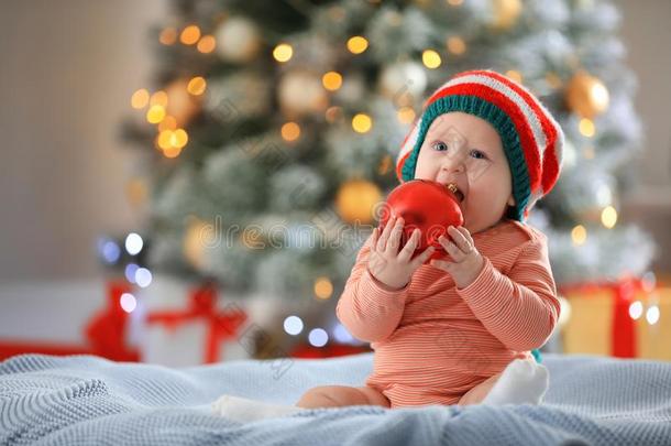 小的婴儿使人疲乏的<strong>小精灵帽子</strong>向毛毯.第一圣诞节