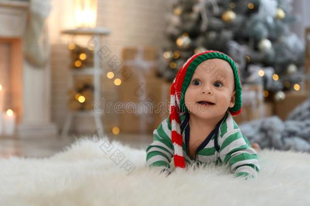 小的婴儿使人疲乏的<strong>小精灵帽子</strong>向地面.第一圣诞节
