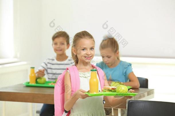 幸福的孩子们吃健康的食物为午餐采用<strong>小卖</strong>部