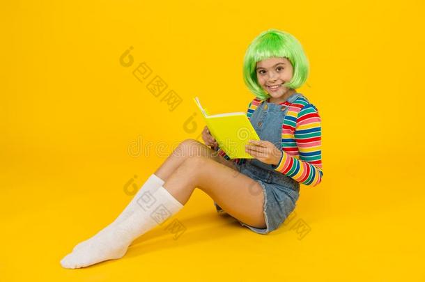 轻松和阅读书.值得崇拜的小的小孩阅读书黄色的后面