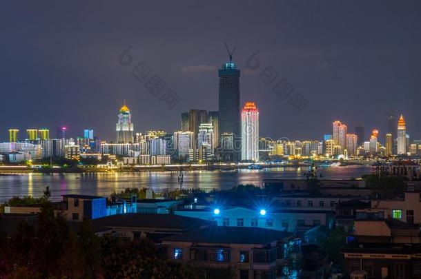 武汉扬子江河和城市夜和光给看风景