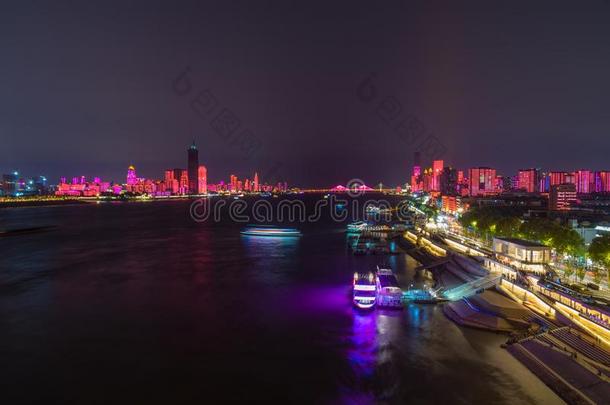 武汉扬子江河和城市夜和光给看风景