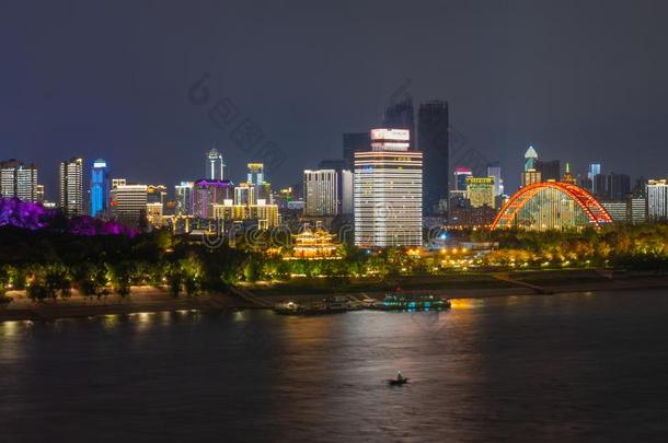 武汉扬子江河和城市夜和光给看风景