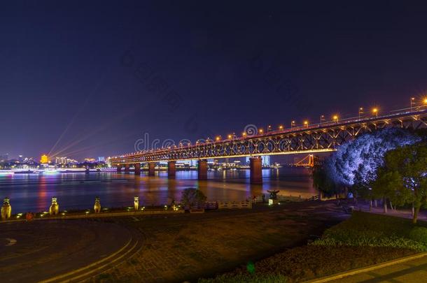 武汉扬子江河和城市夜和光给看风景