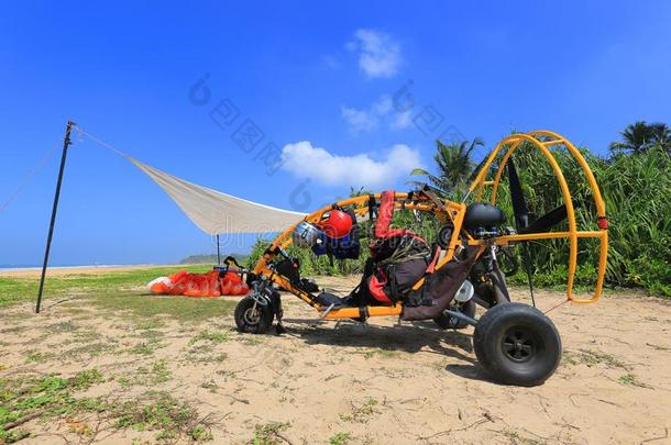 摩托车越野赛预赛翼伞飞行器向指已提到的人海滩