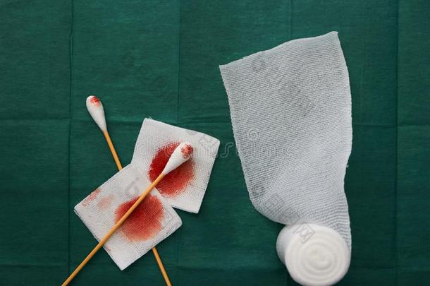 工具包括拭子,血纱布和辗纱布向绿色的外科的