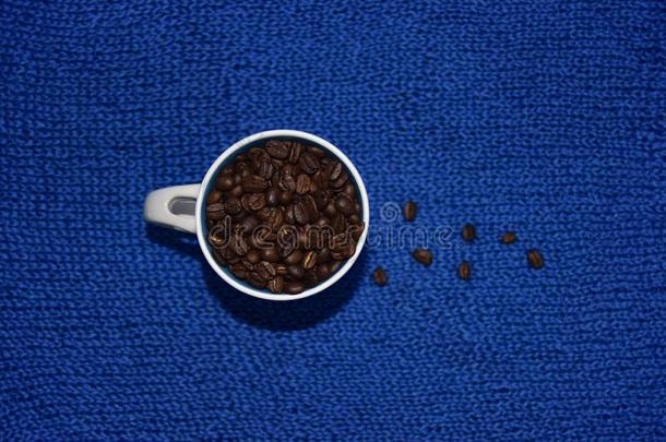 <strong>咖啡豆</strong>豆采用指已提到的人白色的杯子向指已提到的人蓝色背景