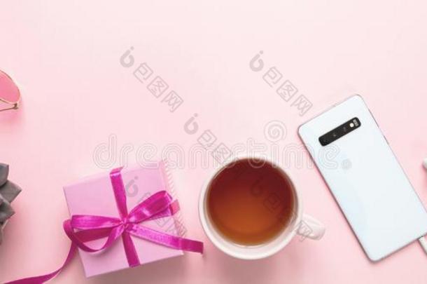 智能手机和多汁的植物反对粉红色的背景