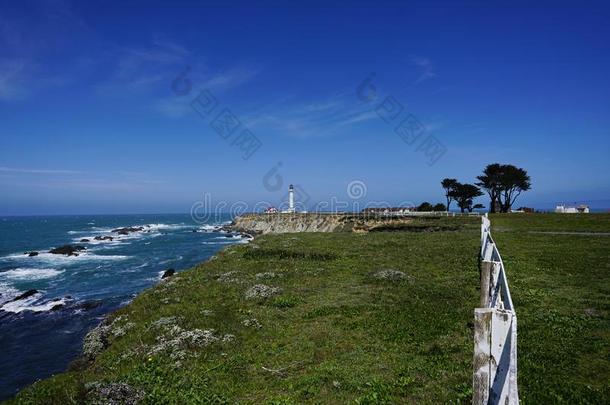 美丽的海岸线风景和灯塔向和平的海岸