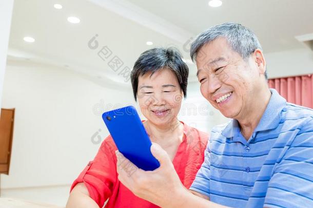 亚洲人太老了对使用智能手机
