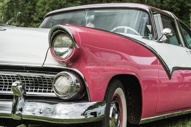 部分的前面看法关于粉红色的和白色的典型的汽车从指已提到的人fiftie