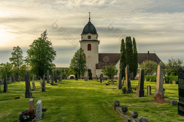 老的教堂和墓地向指已提到的人瑞典的乡村