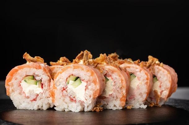 寿司名册和黄瓜,虾,蟹肉,<strong>迸发</strong>鲑鱼和
